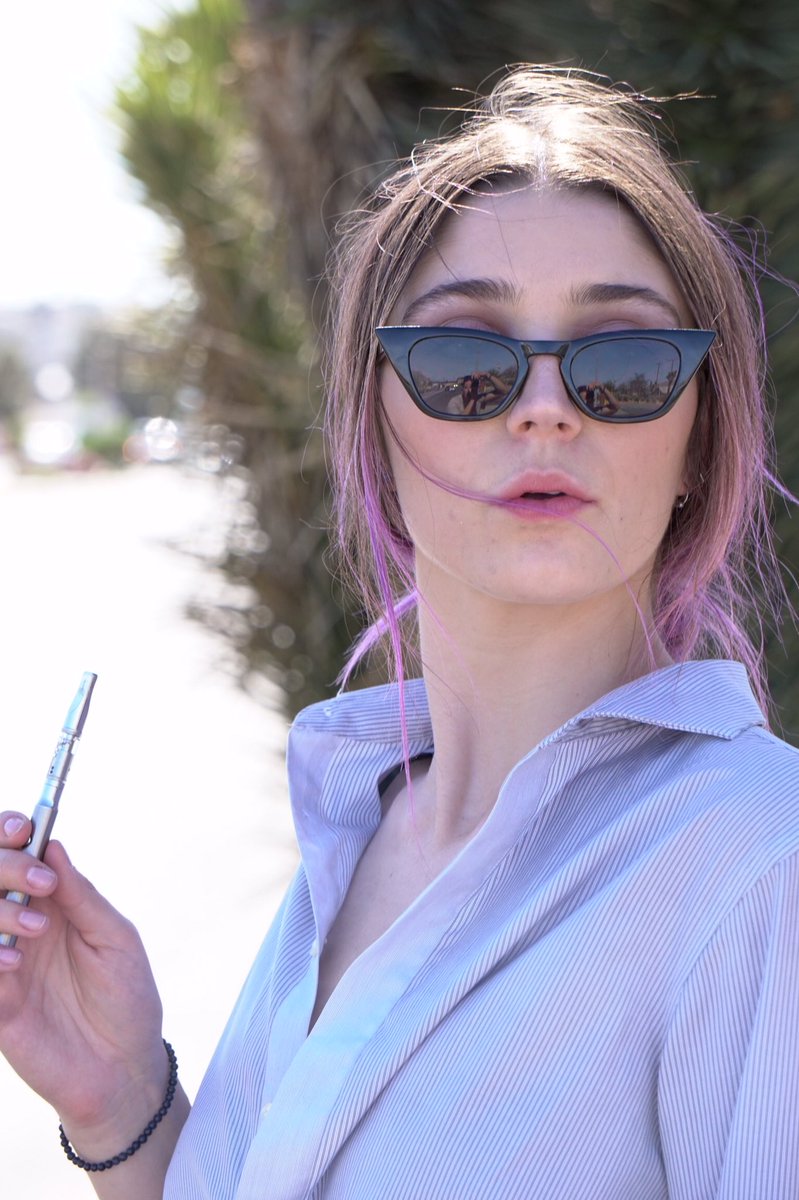 TreeBaseKlear_'s tweet image. Some things you never wanna leave home without! 🕶️💨 #THEDIFFERENCEISKLEAR