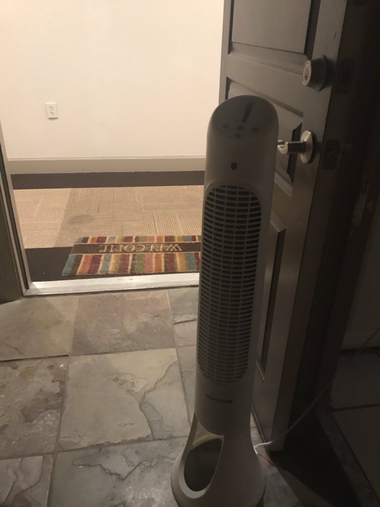 cicivi's tweet photo. @GreystarApts hey thanks for the SUPER appropriate HVAC unit for my apartment. Will enjoy a $300 electric bills for less than 900 sq feet. Door open to the hall which is 10 degrees cooler. Might sleep in the gym, which is 60 degrees... Renew the lease...you’re funny:-) https://t.co/lQEhCIasQU