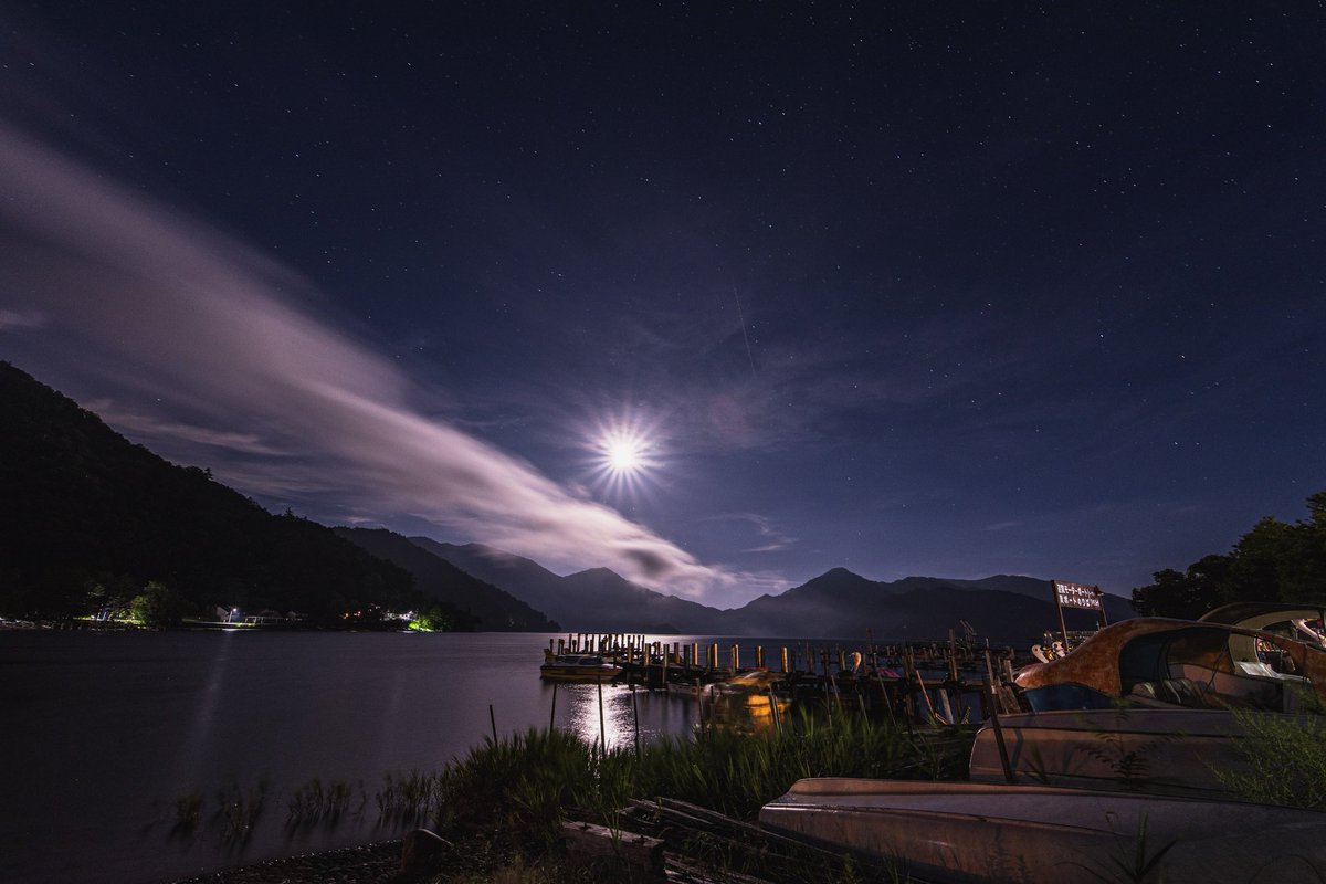 わかさま 昨日の撮れ高パートiii 中禅寺湖と月と夜空 水面に映る月の光がキレイやった