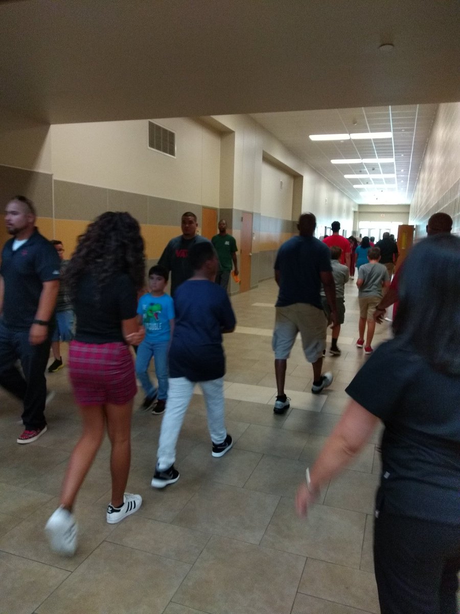 CounselorsRpjh's tweet photo. What a Hogerrific turn out tonight for schedule pick up. It's a great start to the 2019 school year! #razorbackready #thanksnachonacho https://t.co/KbiHfXnLzF