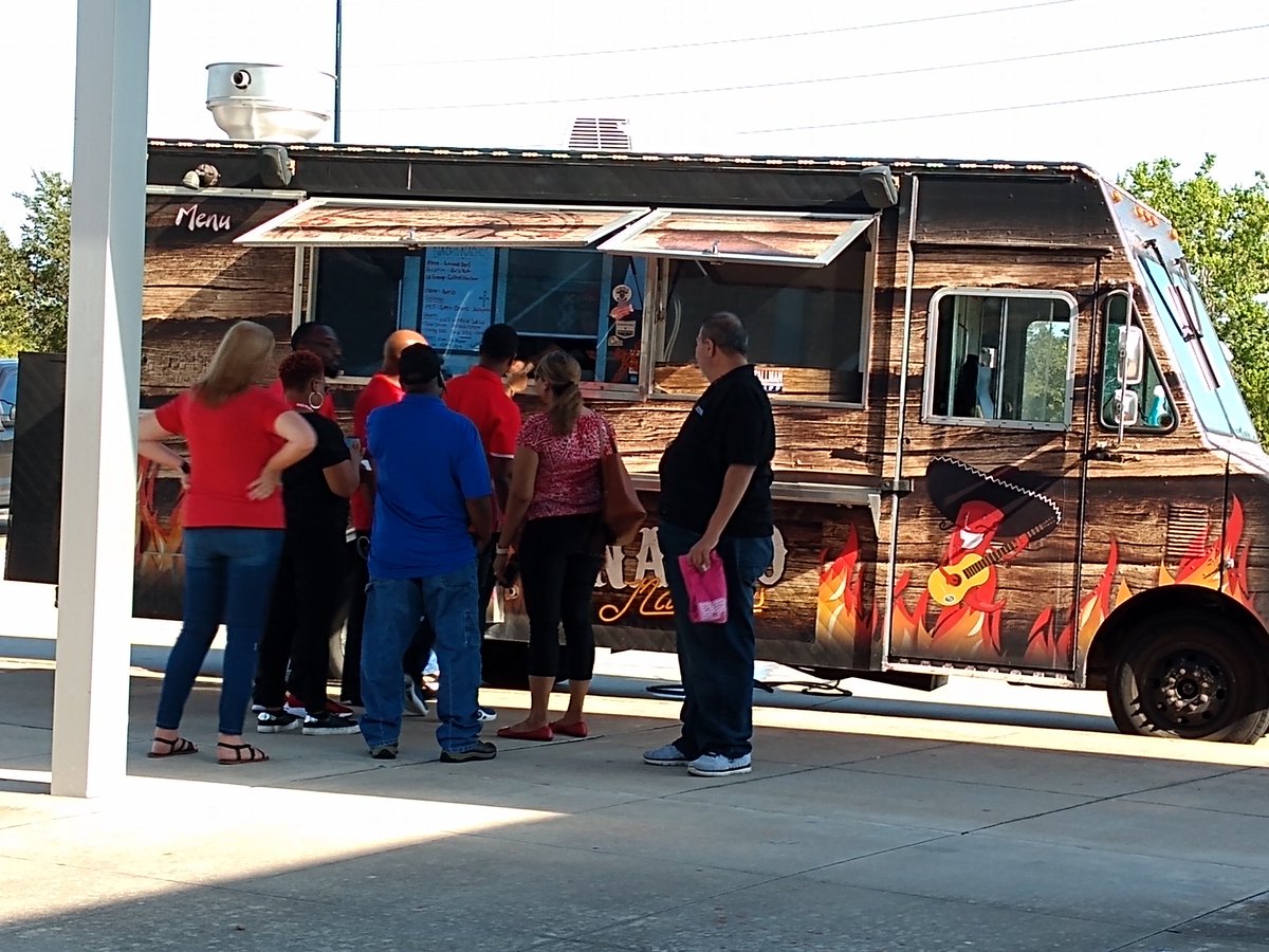CounselorsRpjh's tweet photo. What a Hogerrific turn out tonight for schedule pick up. It's a great start to the 2019 school year! #razorbackready #thanksnachonacho https://t.co/KbiHfXnLzF