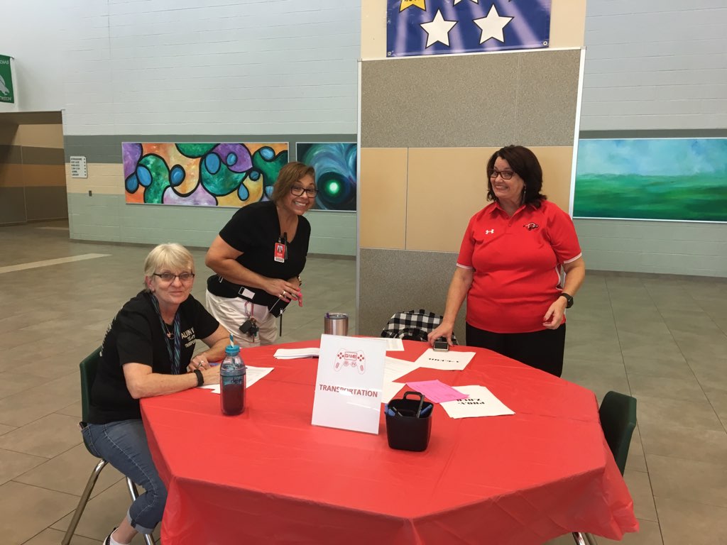 CounselorsRpjh's tweet photo. What a Hogerrific turn out tonight for schedule pick up. It's a great start to the 2019 school year! #razorbackready #thanksnachonacho https://t.co/KbiHfXnLzF