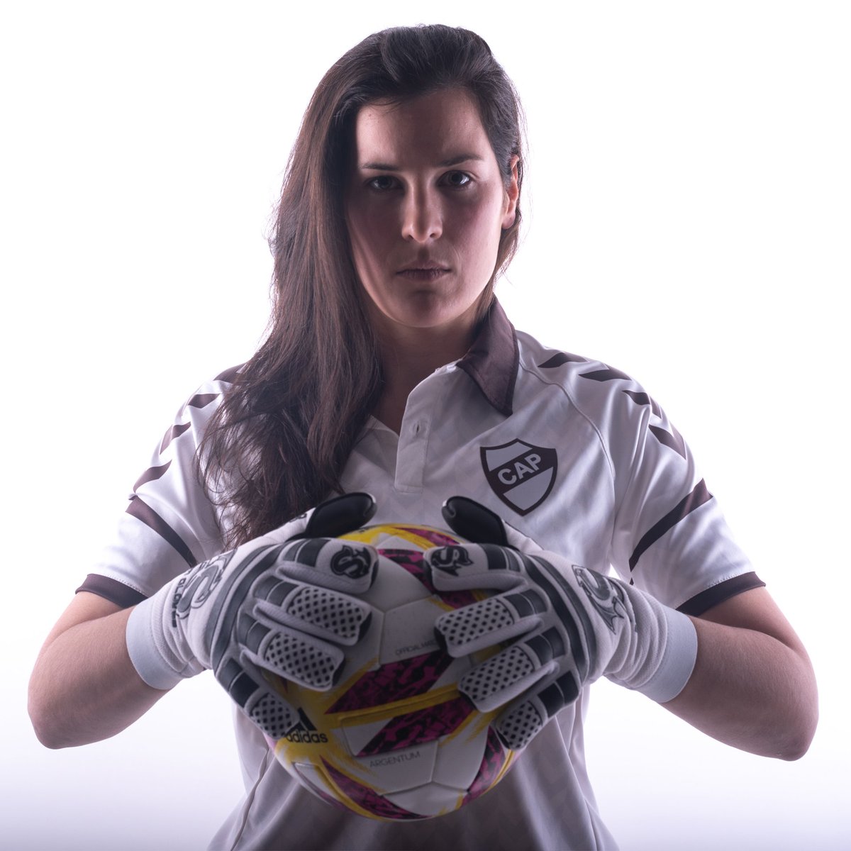 platenseancho's tweet photo. Gabriela Ceña, primera arquera del equipo femenino de fútbol de Platense, presentó su modelo de guantes, los #GCOne de Seagloves con una producción vistiendo los colores calamares ⚽🦑🙌 https://t.co/5RX0vO98FM