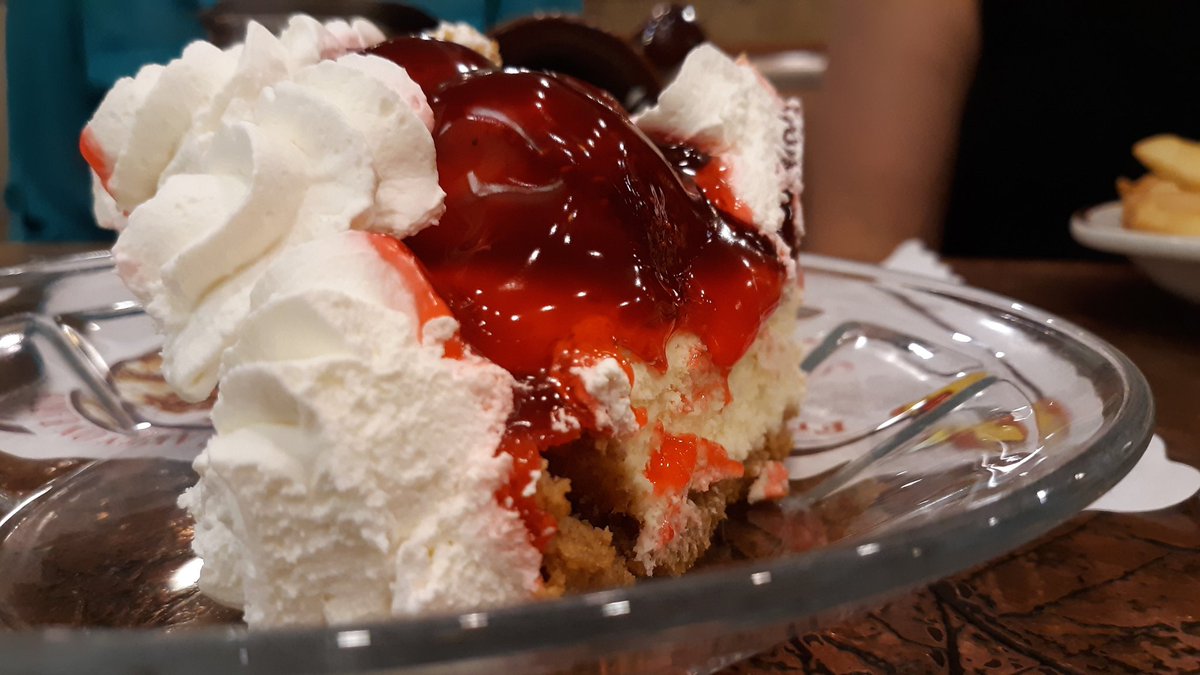 Chris_Spicks's tweet photo. 🥧"This must be where pies go when they die." @houseofpiestx @Kyle_MacLachlan #lifeofcrispix #houstonphotography #houstonphotographer #twinpeaks #agentcooper #pie #foodporn #MondayMotivaton #htx #photooftheday #photography #houseofpies #thisiswhyiworkout https://t.co/iOLvcJOWiq