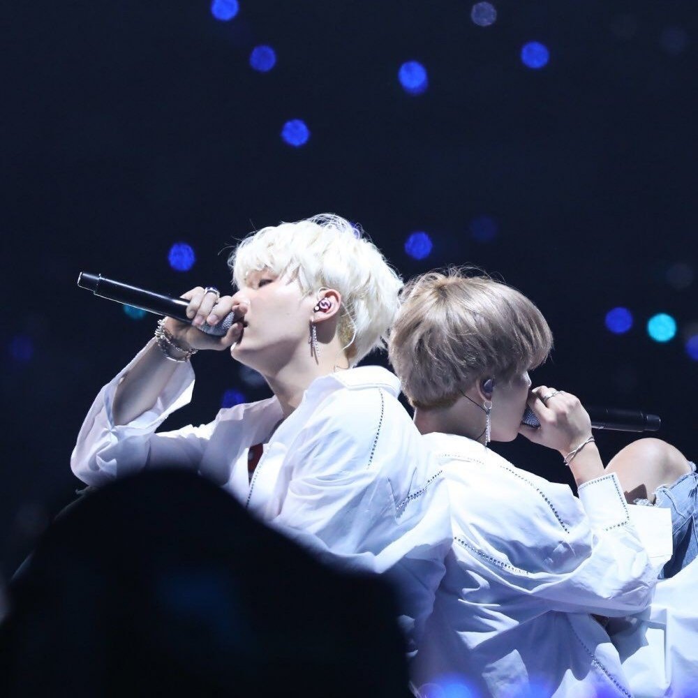 DyMyPromise's tweet photo. Un chico inseguro+una relación =Dolorosa roptura.
Yoongi padecía Filofobia resultado de una relación toxica además de una terrible fobia social.
Jimin era un personita que intenta cambiar la historia de su mejor amigo, con un experimento que resultó mal... O eso creen. #AuYoonmin https://t.co/3MHAUT0NhD