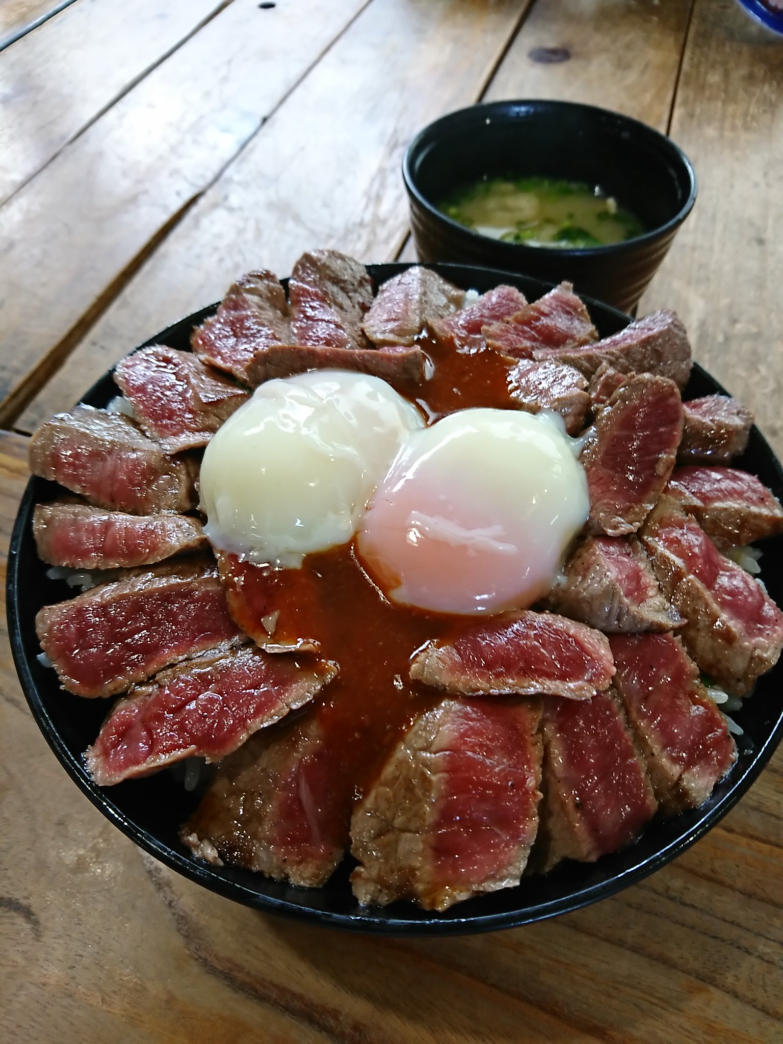 欲張りオジサン 阿蘇郡 赤牛料理専門店 やま康 で メガあか牛丼 1900円 を お盆期間 13時頃で2時間待ちw 個人的には いまきん食堂 を超えたね 柔らかく旨味の濃い赤身肉にスパイシーなタレの組み合わせで ニヤニヤの止まらない至福過ぎる時間が