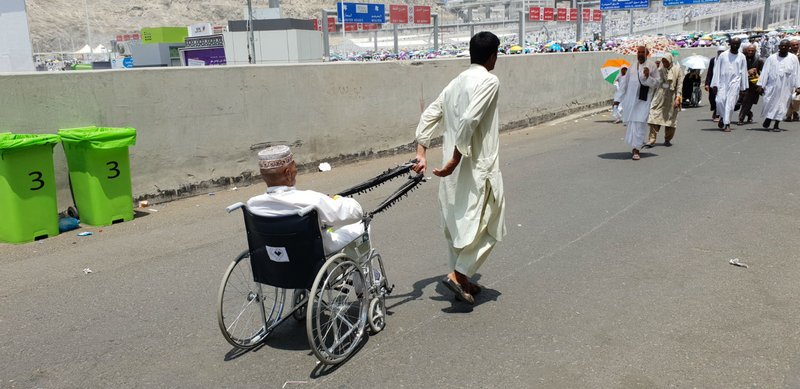 youm7's tweet photo. #اليوم_السابع| الإنسانية تتجسد فى أطهر بقاع الأرض.. رجل أمن يحمل حاج أسيوى تائه فى عرفة.. وشاب يساعد أبيه المسن فى رمى الجمرات على كرسى متحرك.. وإجراء عملية قلب مفتوح لصومالى تنهى أزمته الصحية التى استمرت 3 سنوات
https://t.co/tiriG0y9Cz https://t.co/zhwP6wWcmI