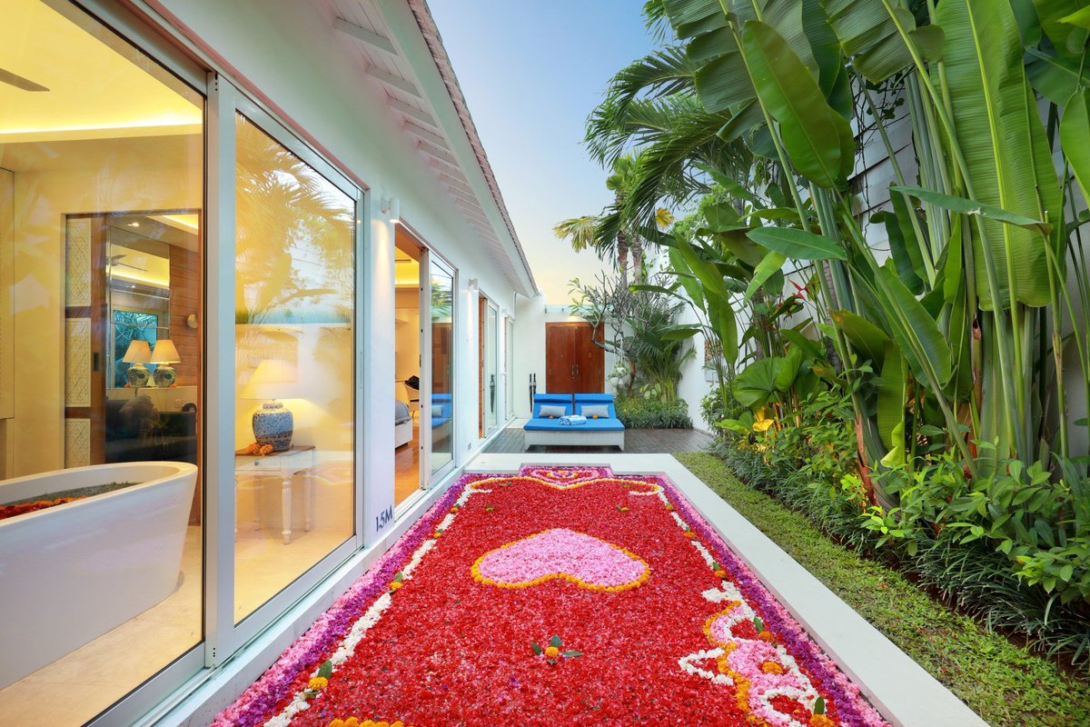 Romantic flower petals decoration surprise at private jetted pool at Aleva Villa.
#international #worldwide #luxuryvilla #luxurylife #romanticvilla #honeymoonvilla #romanticsurprise #bali #indonesia #honeymoonavenue #romanticvibes