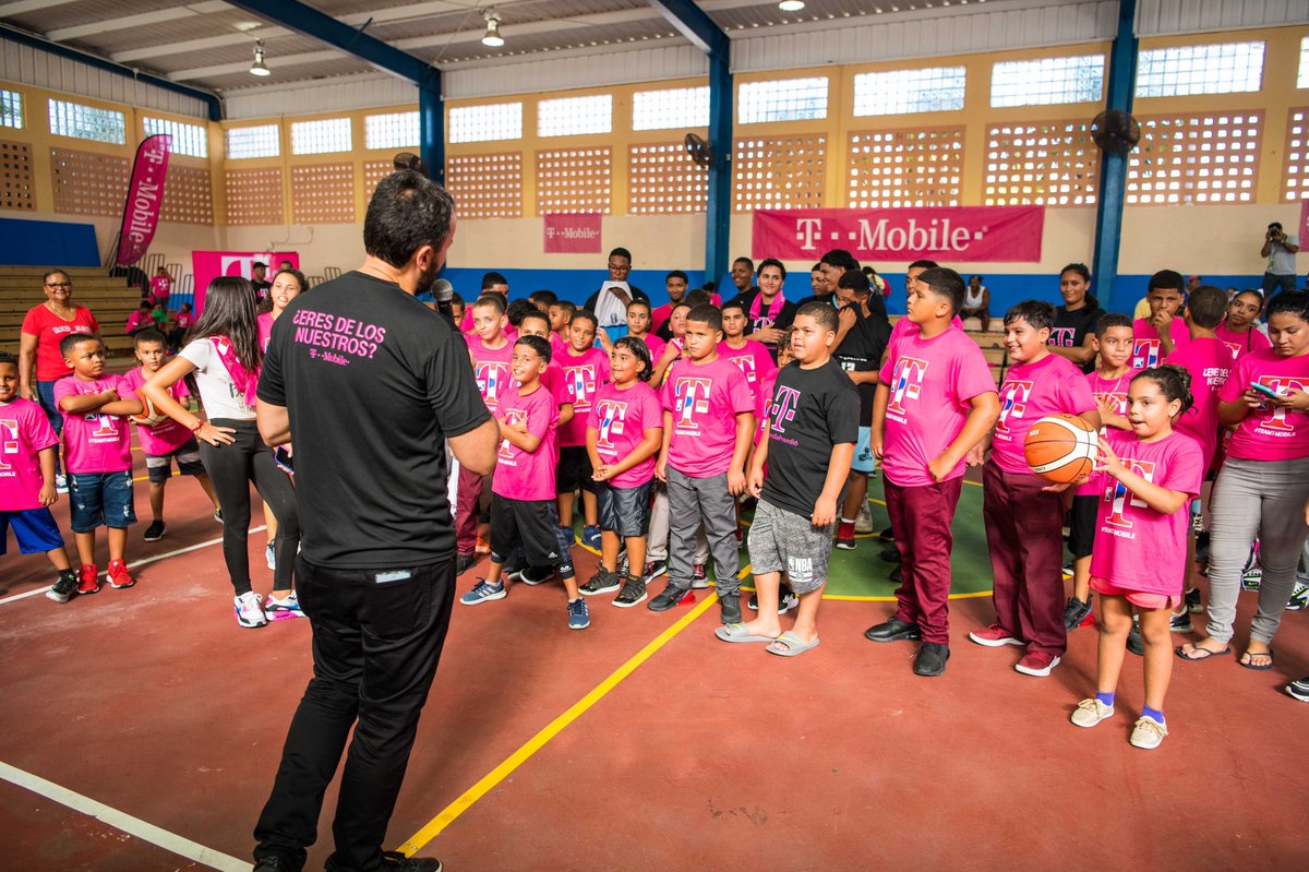 TMobilePR's tweet image. ✅ @jjbareapr y la JJ Barea Foundation nos acompañaron a Vieques y brindaron clínicas de baloncesto a niños y jóvenes, reafirmando el compromiso con Puerto Rico y Vieques. 🏀 #EresDeLosNuestros