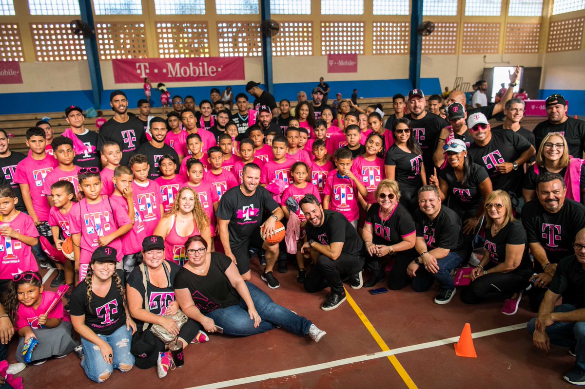 TMobilePR's tweet image. ✅ @jjbareapr y la JJ Barea Foundation nos acompañaron a Vieques y brindaron clínicas de baloncesto a niños y jóvenes, reafirmando el compromiso con Puerto Rico y Vieques. 🏀 #EresDeLosNuestros