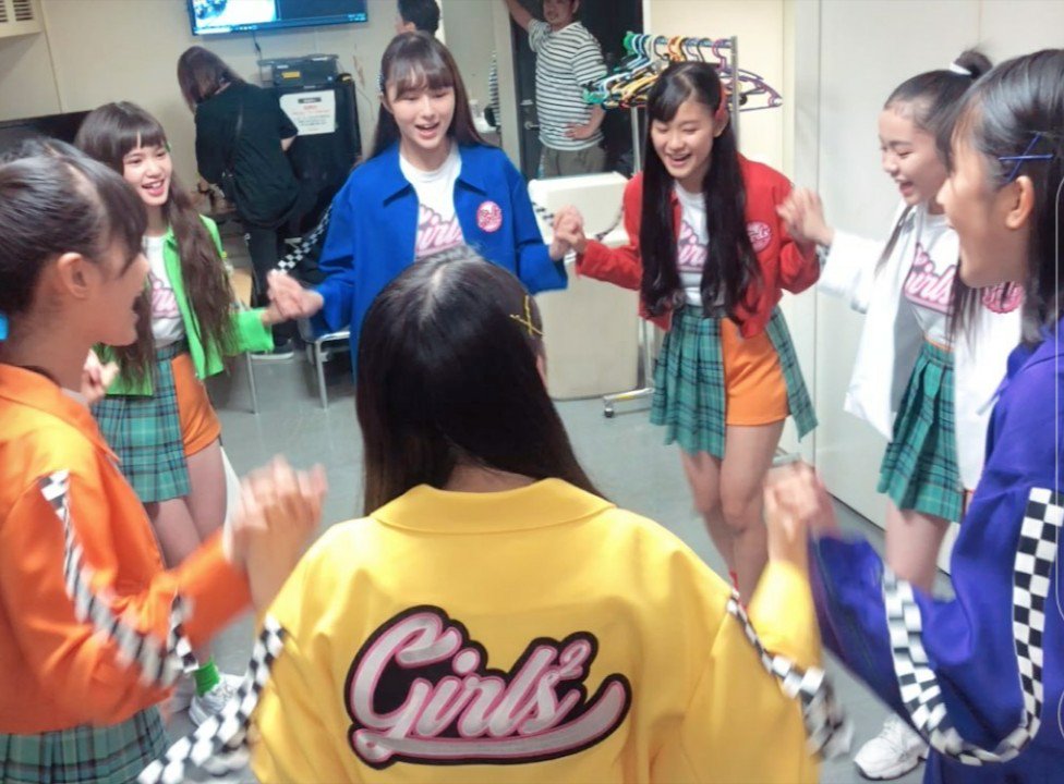 Girls2のリリイベのハイタッチ会からチェキ会に変えて欲しい まあ