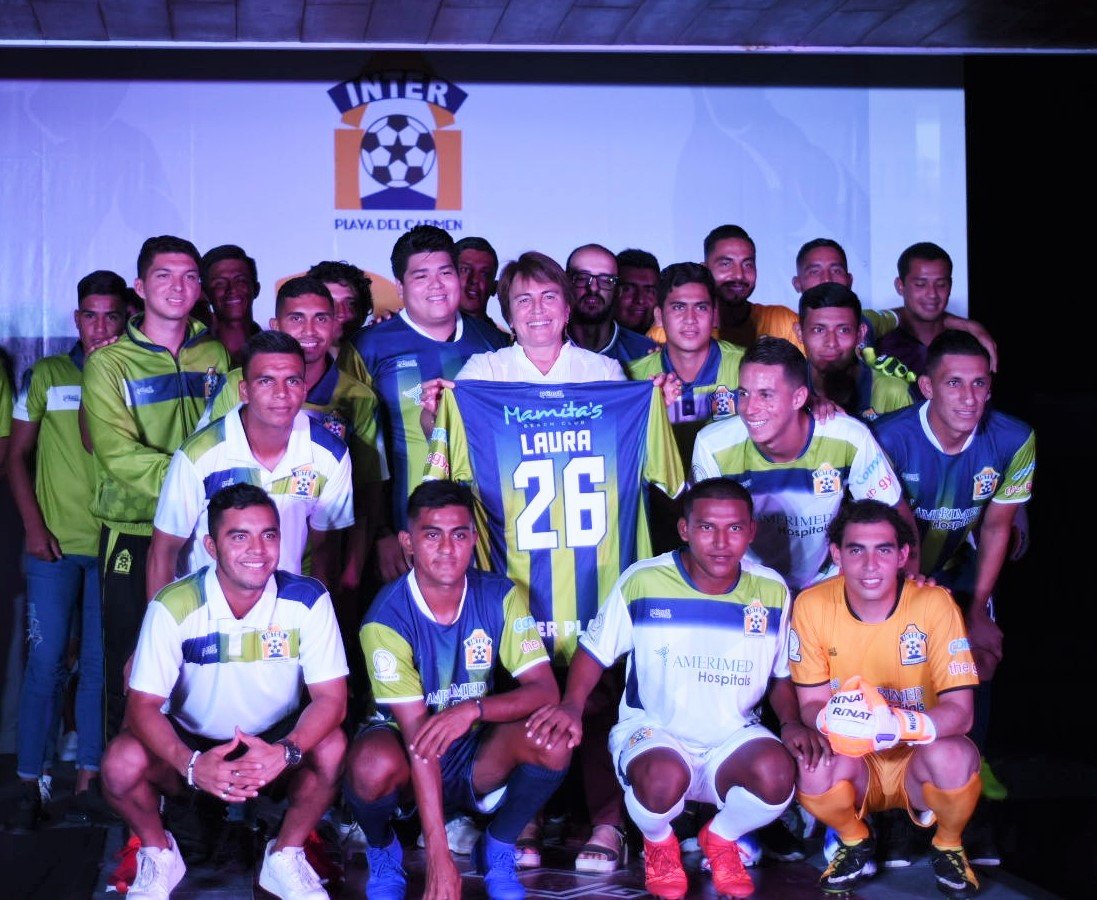 LauraBeristain's tweet photo. Esta noche fue la presentación de los nuevos uniformes de nuestro equipo el @Inter_Playa, estoy muy contenta con el compromiso de nuestros deportistas por darle a #Solidaridad muchas victorias. ¡Estoy convencida de que así será! #PlayaDelCarmen #Deporte #ConOrdenYEsperanza ⚽🎽 https://t.co/0O7ta9kFQg