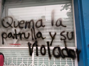 saboteamos's tweet photo. Así crece violencia CdMx
1 Policía viola niña en museo
2 Policías violan otra en hotel
3 Políticos niegan lío
4 Policías violan niña en patrulla
5 agentes de @ErnestinaGodoy_ filtran datos para intimidarla
@Claudiashein investiga a quienes dicen ¡ya basta!🤦‍♀️
#NoNosCuidanNosViolan https://t.co/FGUsDfrH2b