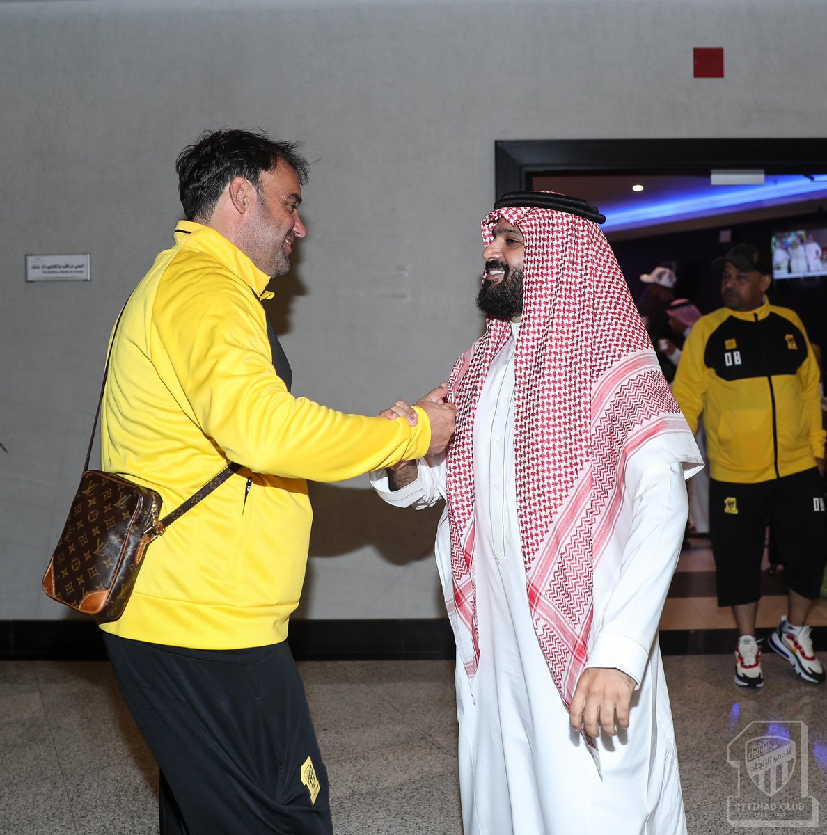 ittihad's tweet photo. 📸 رئيس النادي @anmar444 يستقبل بعثة الفريق الكروي الأول لدى وصولها إلى جدة 
#اتحاد_اسيا 
https://t.co/UWUSStBhzA https://t.co/G180wNrKa7