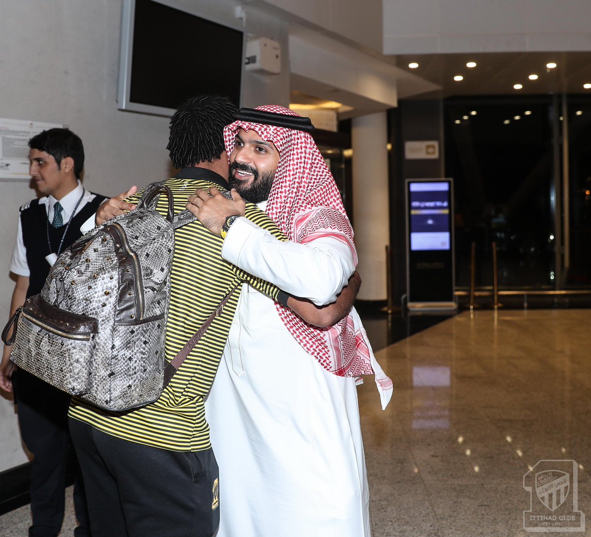 ittihad's tweet photo. 📸 رئيس النادي @anmar444 يستقبل بعثة الفريق الكروي الأول لدى وصولها إلى جدة 
#اتحاد_اسيا 
https://t.co/UWUSStBhzA https://t.co/G180wNrKa7
