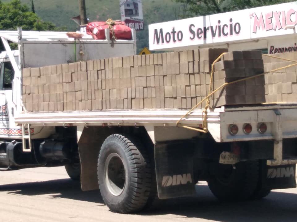 PeatonVigilante's tweet photo. #ConductorDeLaSemana

Cafre de camión Placas RW24015 de #MaterialesAzteca a muy baja velocidad, vio a #Firulais, lo centró y atropelló hoy en la mañana. Así lo dejó: https://t.co/TWmdhxWf2m