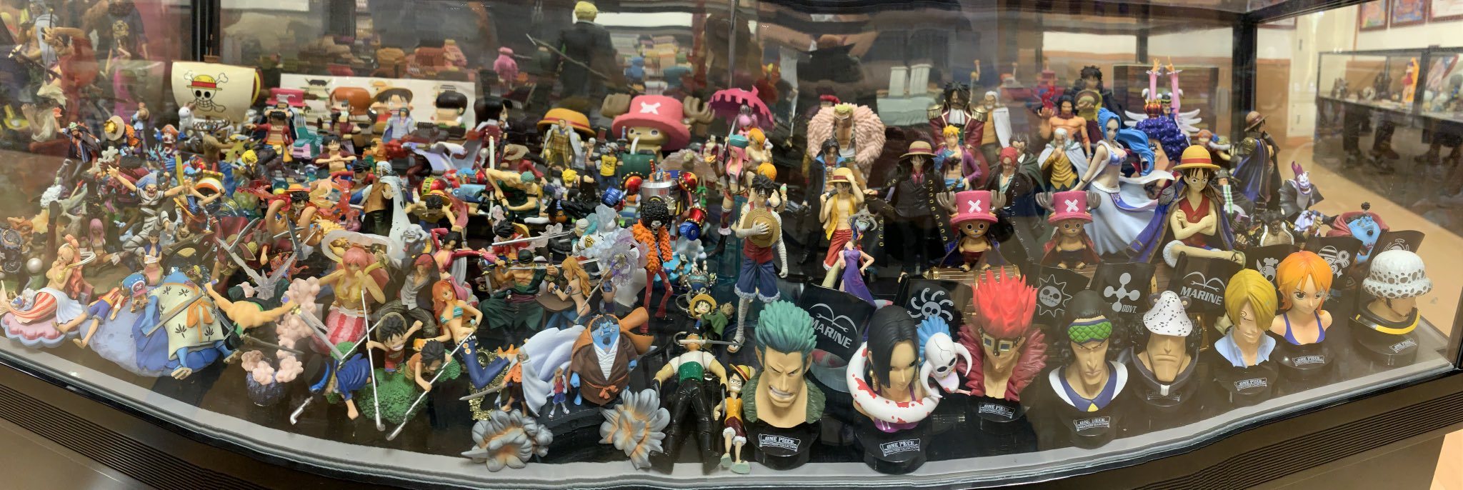 麦わら屋 ワンピースフィギュア グッズ 太秦映画村のワンピースフィギュア展示がすごい T Co Arif6doroy Twitter