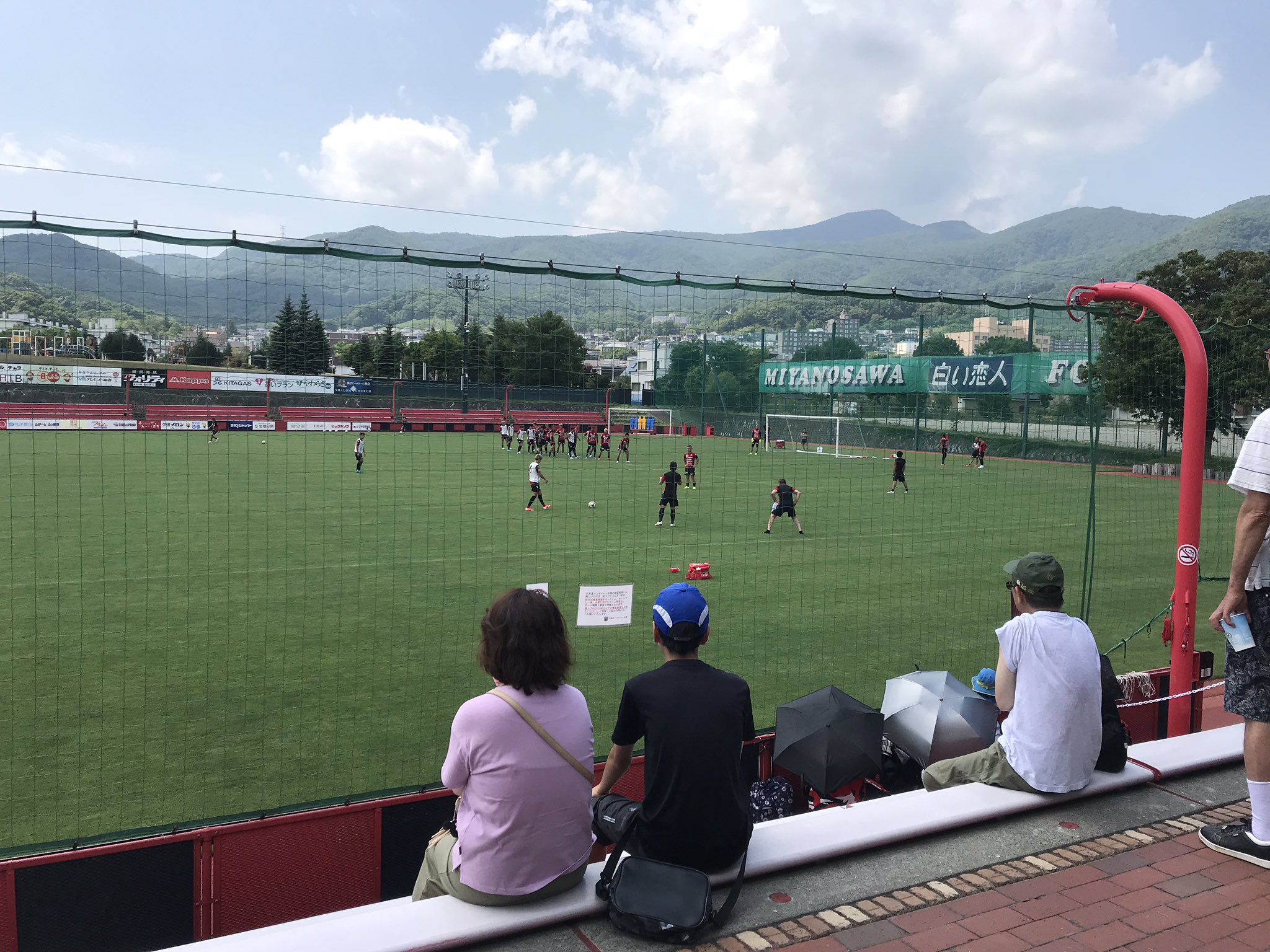 北海道コンサドーレ札幌公式 白い恋人サッカー場で大好きなあの選手にサインをもらっちゃおう大作戦 まずはconsa Baseへ コンサドーレのグッズやレプリカはもちろん 色紙やサイン帳 そしてサインペンも売っています これで準備はばっちり あと 北海道コンサドーレ札幌公式 白い恋人サッカー場で大好きなあの選手にサインをもらっちゃおう大作戦 まずはconsa Baseへ コンサドーレのグッズやレプリカはもちろん 色紙やサイン帳 そしてサインペンも売っています これで準備はばっちり あと