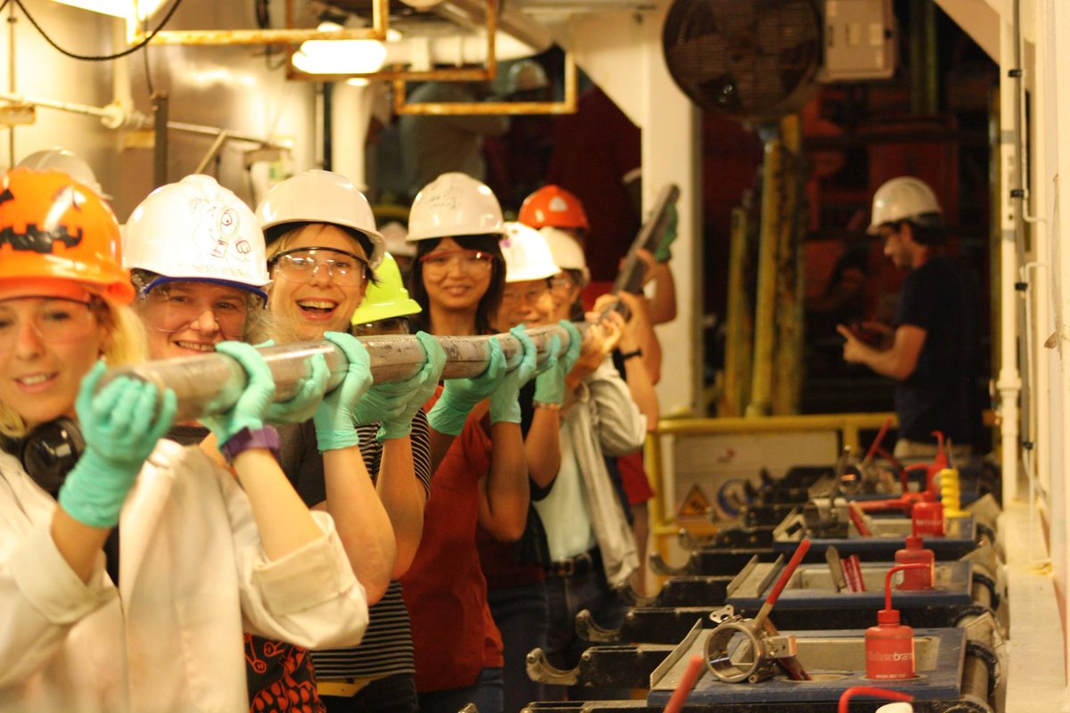SarahKachovich's tweet photo. From the Himalayas to the deep ocean, #thisismylab.
#scienceweek #NationalScienceWeek #TheJR #FloatingLab #Micropaleontologist #MarineTechnician https://t.co/6MUTxPBa66