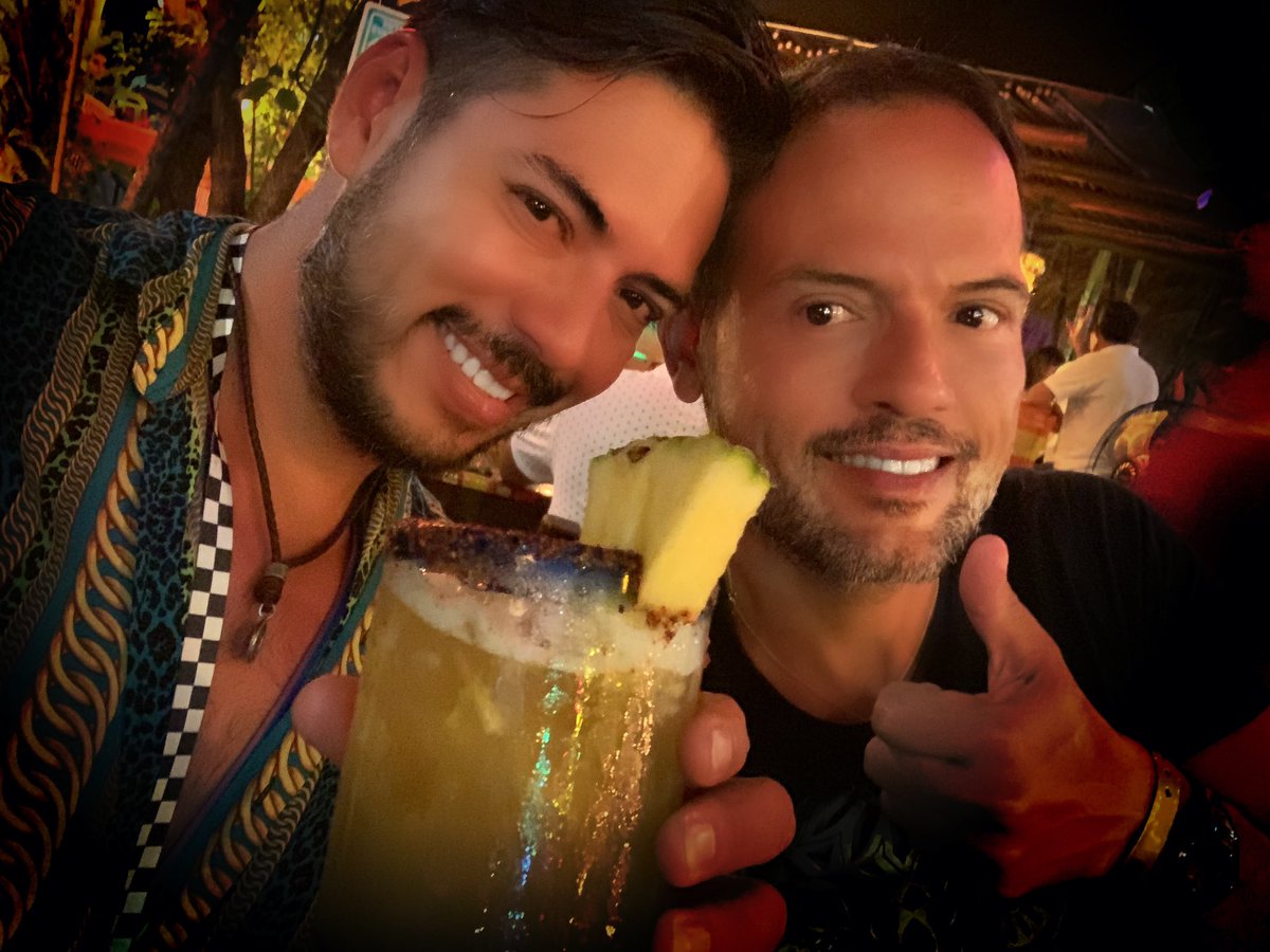 Ruberli_mx's tweet photo. Venir a #Vallartuqui y no probar la famosa #Margarita es como no venir a #Vallarta Con mi #amorts #husbands #husbandandhusband #gaylove #gaycuple #guapos #instaselfie #instaguapos #gayboy #gaypride #gayhusbands #puertovallarta #puertovallartamexico #instadaily #picoftheday https://t.co/HnLgp9P587