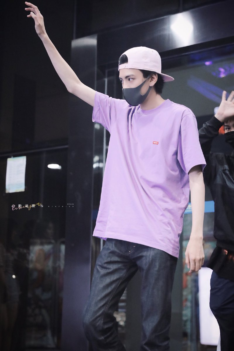 เมื่อคืนหลังจากถึงฉางซาพี่ปี้ก็ไปซ้อมก่อนอัดรายการ Day day up ต่อเลย เสร็จตอนห้าทุ่มกว่าๆ วันนี้มีอัดจริง อย่าลืมรอติดตามนะคะ^^

© Onpic
#BiWenjun