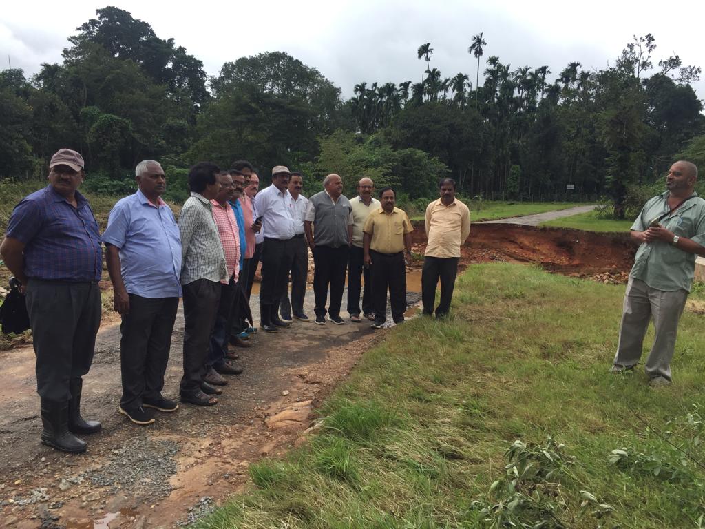 PlantersYuva's tweet photo. @CoffeeboardI chairman along with JD on ground visiting affected coffee estates. Don't know wat they would do roaming @SrivatsaKrishna still in AC rooms I guess. Bankal and kalasa hogli are devastated. @TimesNow @WIONews @ChikCoffee @himu_gowda https://t.co/ikd5m1Uk0a