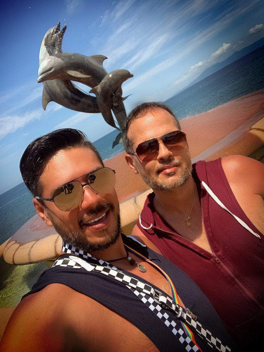 Ruberli_mx's tweet photo. Caminando por el #Malecauns de #Vallartuqui con mi #amorts #husbands #husbandandhusband #gaylove #gaycuple #guapos #instaselfie #instaguapos #gayboy #gaypride #gayhusbands #puertovallarta #puertovallartamexico #instadaily #picoftheday https://t.co/hFLRgu1C0s