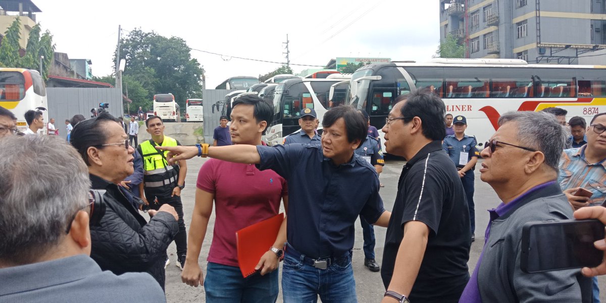 dzrh5's tweet photo. LOOK: Quezon City Council sa pangunguna ni Ex-Cong at ngayon ay Councilor @winnie_castelo at QC TF for Transport &amp; Traffic Mngmt  nagsasagawa ng inspection sa mga terminal ng bus sa EDSA - QC. @dzrhnews @QCPublicAffairs @MMDA @SenGracePOE @DILGPhilippines @officialqcmayor https://t.co/CmiYa9cfOO