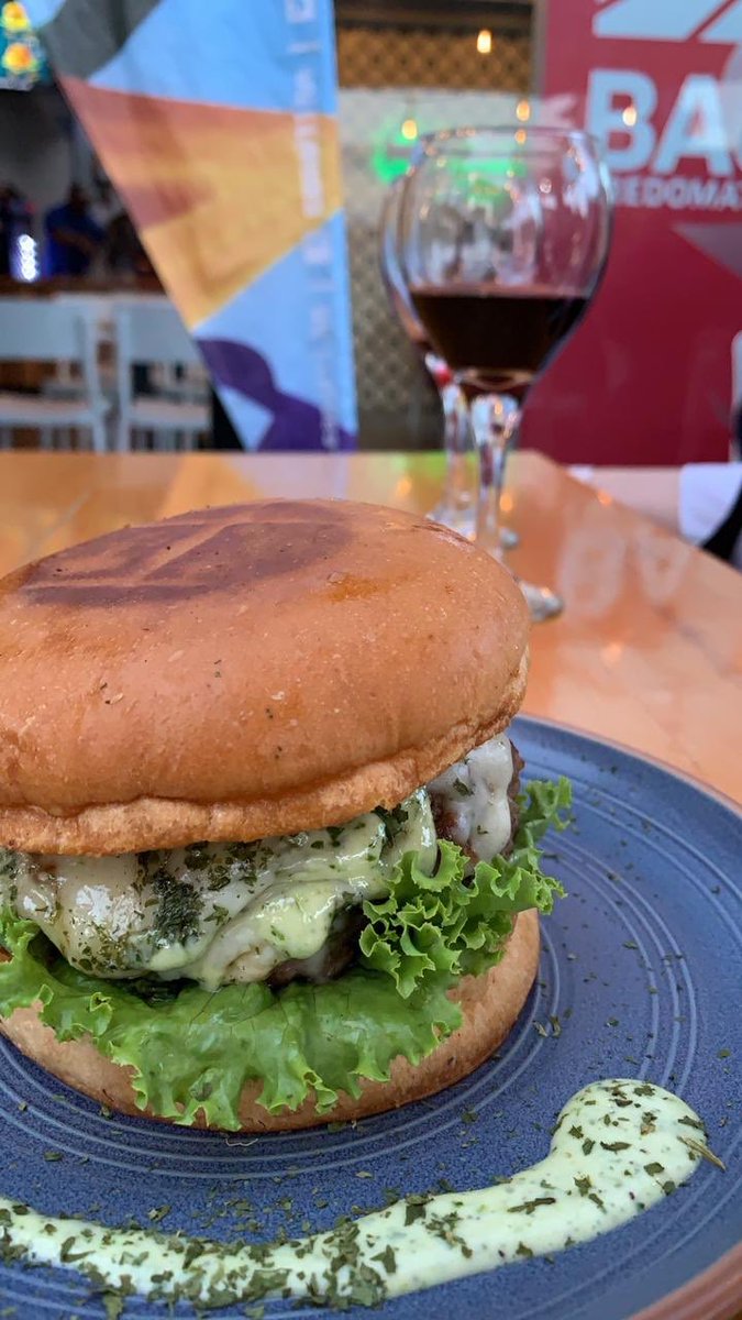 luisfloreslu's tweet photo. Esta majestuosidad de burger en #fanburger hasta el 31 de agosto. Top secret: Esta rellena de queso por dentro y por fuera 🤫 Foto por @CinthsMartinez @FWHonduras https://t.co/iNgpAMxwct