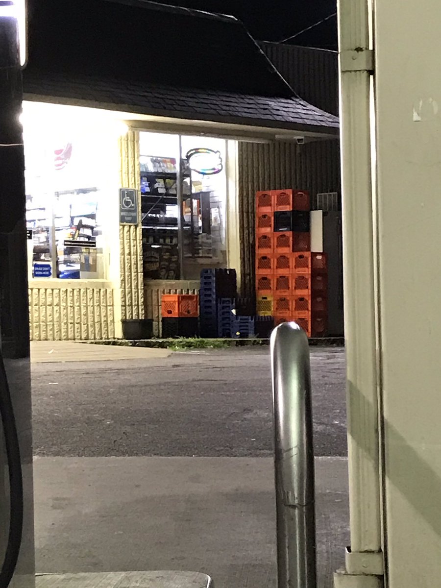 justcrates's tweet photo. Gas stations always have the best selections of crates https://t.co/QnRzDznbjm
