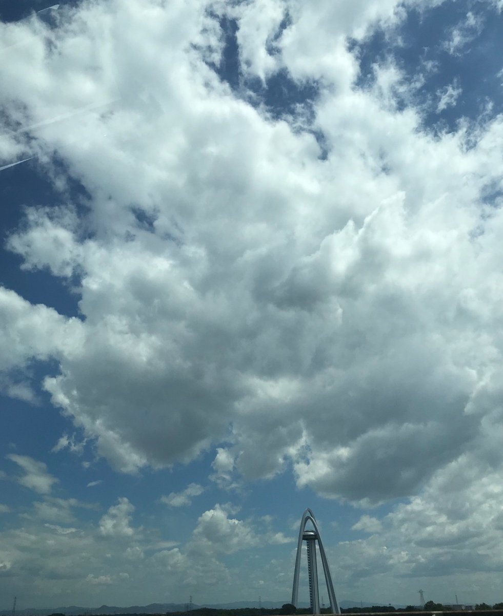 roku0511's tweet photo. 雲がもう秋だね。
#帰省中 
#渋滞ウォッチング https://t.co/wqPkCD2adx