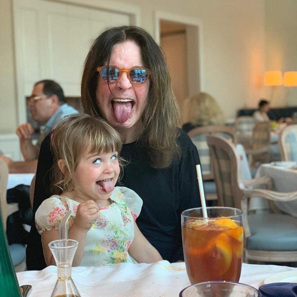 elementospe's tweet photo. Cuando tu abuelo es Ozzy 🦇 https://t.co/YNBkXEkN88