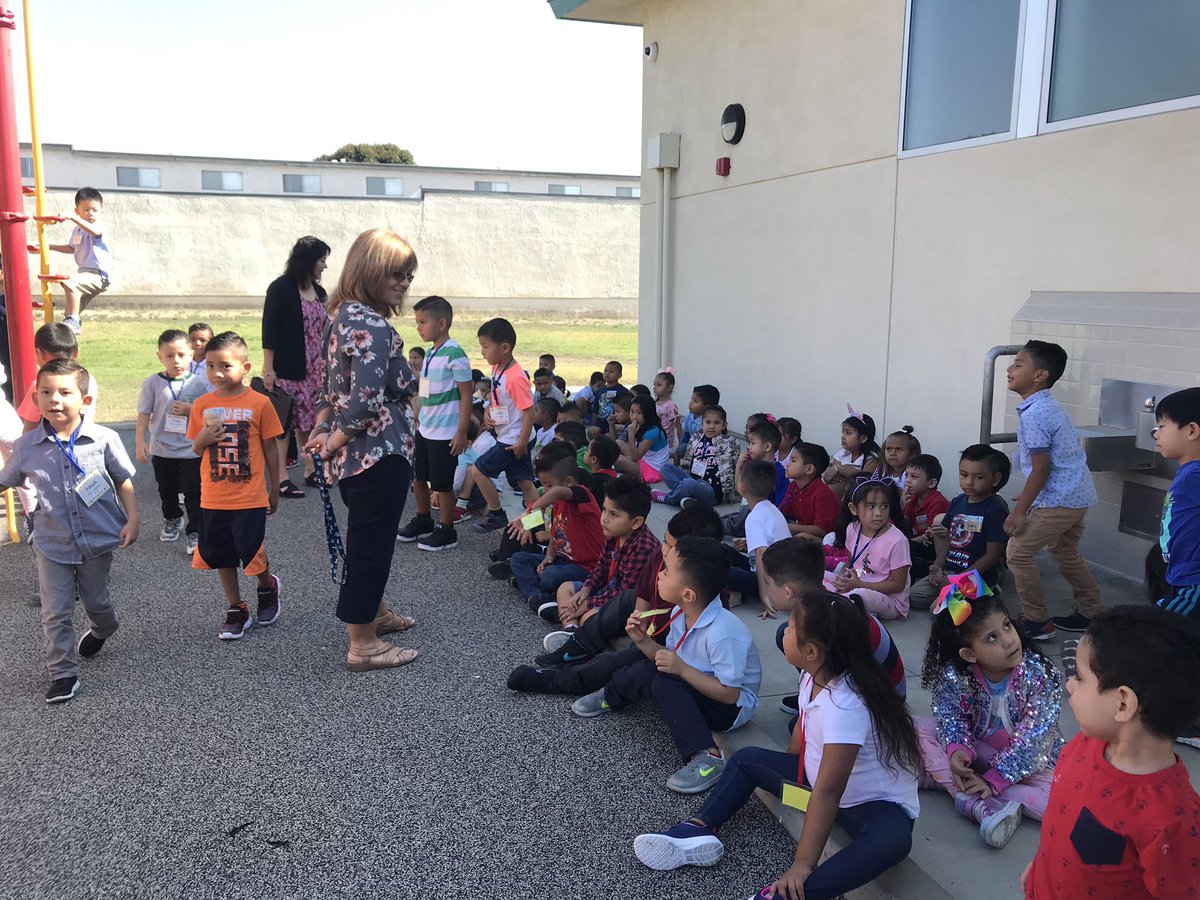 PurdyTeacher's tweet photo. @RascalPride kindergarteners are learning how to use their walking feet on the playground. Great way to teach their PRIDE expectations. #RUSDPBIS #RUSDBEST #WeAreRUSD @tigg12er  @StuServicesRUSD https://t.co/FMxhoEDpt1