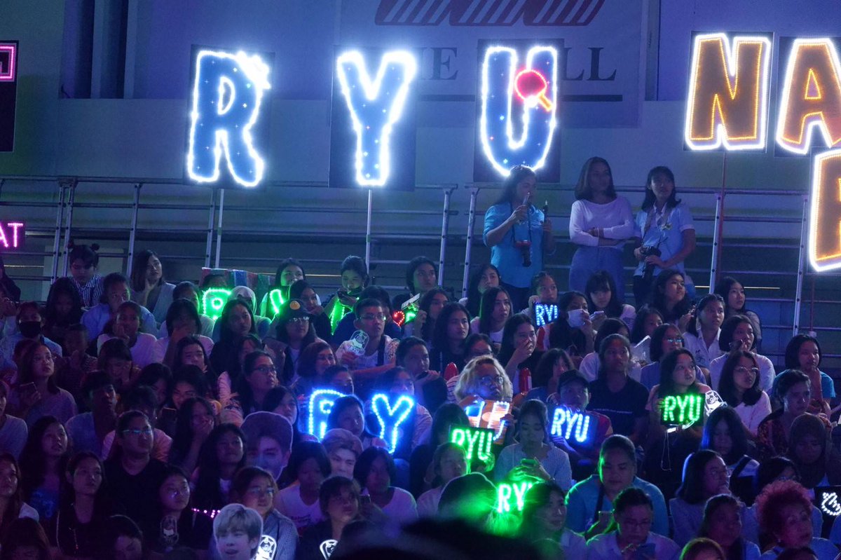 _RYUFamily's tweet photo. ความสุขเล็กๆน้อยๆของทุกคน
มีความสุขทุกครั้งที่ได้เจอกัน
#RYUPOWER
น่ารักทุกคนเลย😊
.
#คอนเสิร์ตคิดถึงแม่ครั้งที่22
#RYUPOWER #RyuVachirawich
#WeareRyuPower
#9x9th #ch3thailand
#นักกีฬาหล่อบอกต่อด้วย
#พรีเซนเตอร์หล่อบอกต่อด้วย
#พ่อแมวน้อย #ch3 #ch33 #RYUFamily https://t.co/gq0uzrlD4M