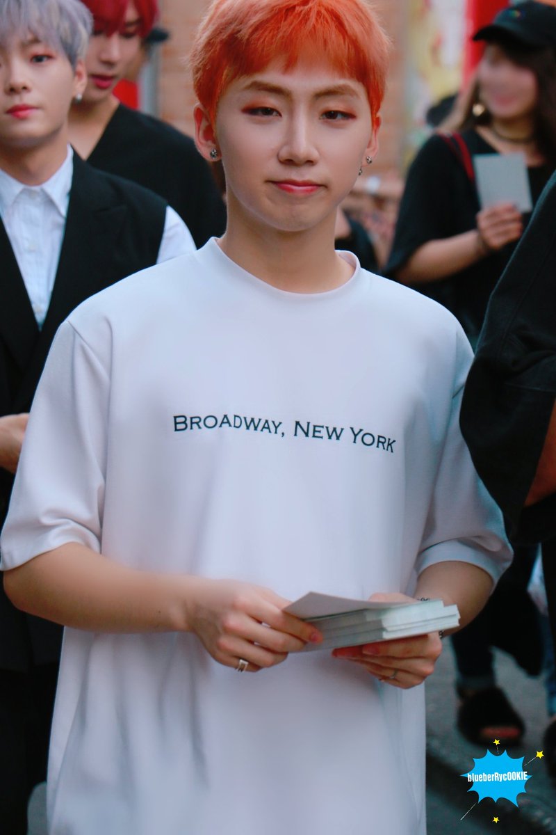 Rookie_0419's tweet photo. 190812 홍보

#BIT #비아이티 #ROOKIE #루키 #HYEONSEOK #현석  #정현석 @bit5_official https://t.co/dGax6xNQnY