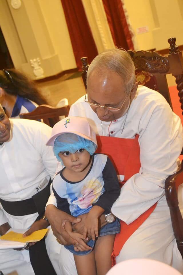 MaheshHayato's tweet photo. පාස්කු ප්‍රහාරය දැනගෙන ජනතාව මැරෙන්න ඇරපු පාලකයෝ සහෝදරයෝ ඊළඟ ජනාධිපති බලපෙරලියට සූදානම් වෙද්දී, ඒ සිදුවීමෙන් තුවාල ලද මව අහිමි "සෙතුකි අප්පුහාමි" දියණිය මොලයේ දෙවන සැත්කම වෙනුවෙන් සූදානාම් වනබව මගේ මිතුරෙක් සඳහන් කර සිටියා.ඇයට දේවාශිර්වාදයෙන් හා වෛද්‍ය බලමහිමයෙන් ඉක්මන් සුව පතමු! https://t.co/Xdnx3FW2nh