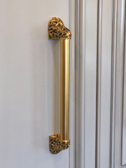NottingHardware's tweet photo. Sneak peek! Kitchen #hardware installation in-progress. We can't wait to see more of this! #Acanthus #appliancepulls in #gold finish. #handmade by #artisans in the #USA. #highend #luxury #interiordecor #kitchendesign #nottinghilldecorativehardware https://t.co/56LuJOKhAT