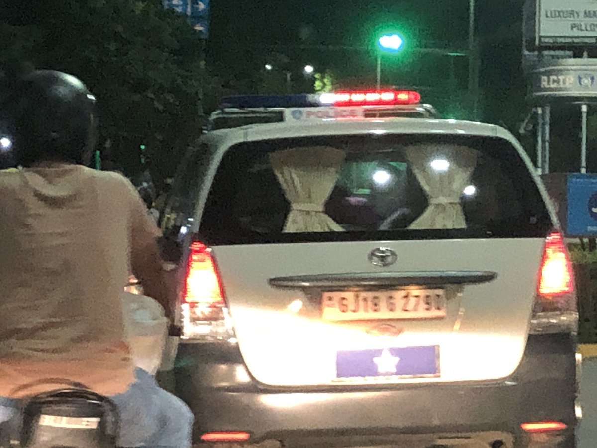 drnvss's tweet photo. This police car occupied  extreme left lane at Chakli fountain ( law garden) cross roads 9 pm y’day and obstructed traffic that was to take left turn . If a Govt official is not going to follow traffic rules, how do u expect citizens to do it. @ahmedabadmirror @AhmedabadPolice https://t.co/cx0SjpMiUa