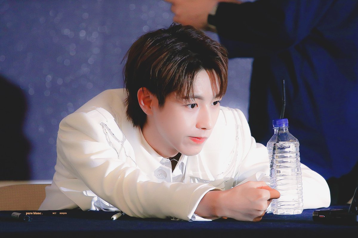 pureblanc323's tweet photo. 맡겨놨다_런쥔티비_✌🏻✌🏻

#RENJUN #런쥔 #仁俊

https://t.co/RUOINEurdB
https://t.co/9x8NvWYlKR https://t.co/KBrElUxgu2
