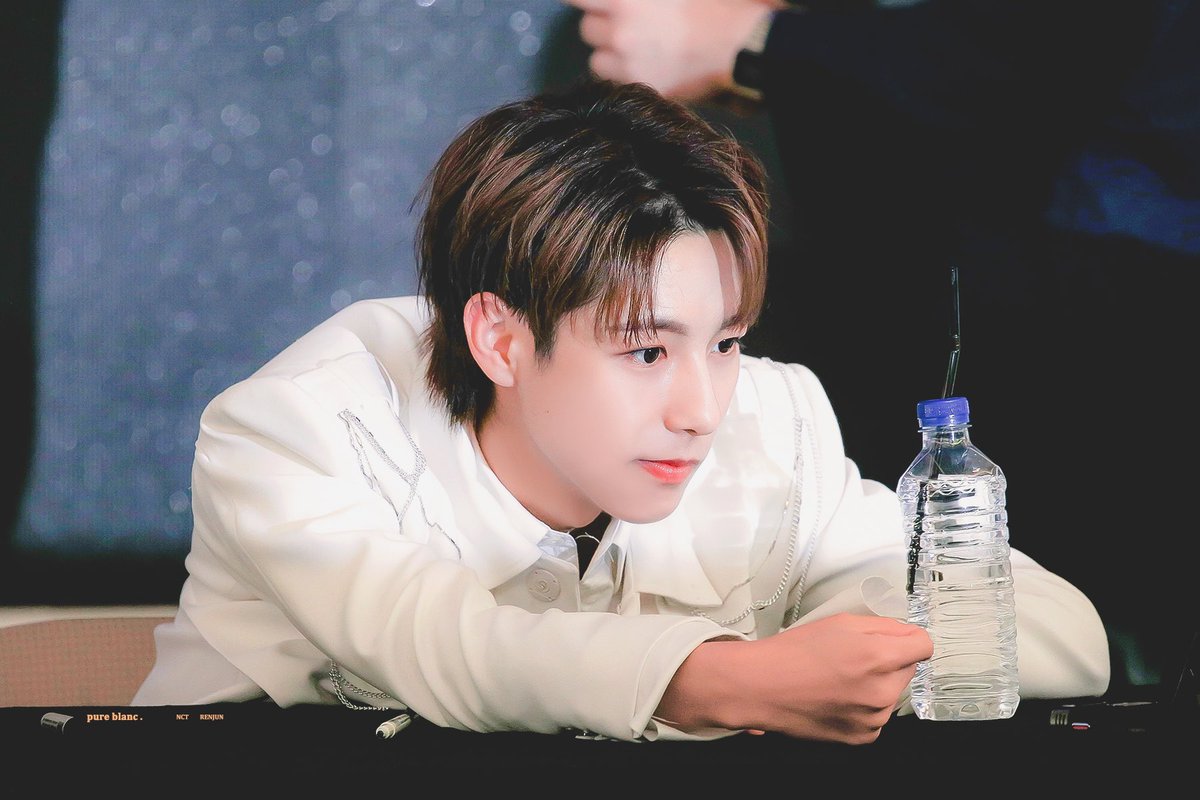 pureblanc323's tweet photo. 맡겨놨다_런쥔티비_✌🏻✌🏻

#RENJUN #런쥔 #仁俊

https://t.co/RUOINEurdB
https://t.co/9x8NvWYlKR https://t.co/KBrElUxgu2