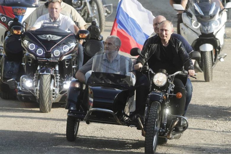 Юрист из Владивостока попросил наказать Путина за езду без шлема. Видео

В обращении также фигурируют врио губернатора Севастополя Михаил Развожаев и глава Республики Крым Сергей Аксенов. crimerussia.com/gromkie-dela/y…