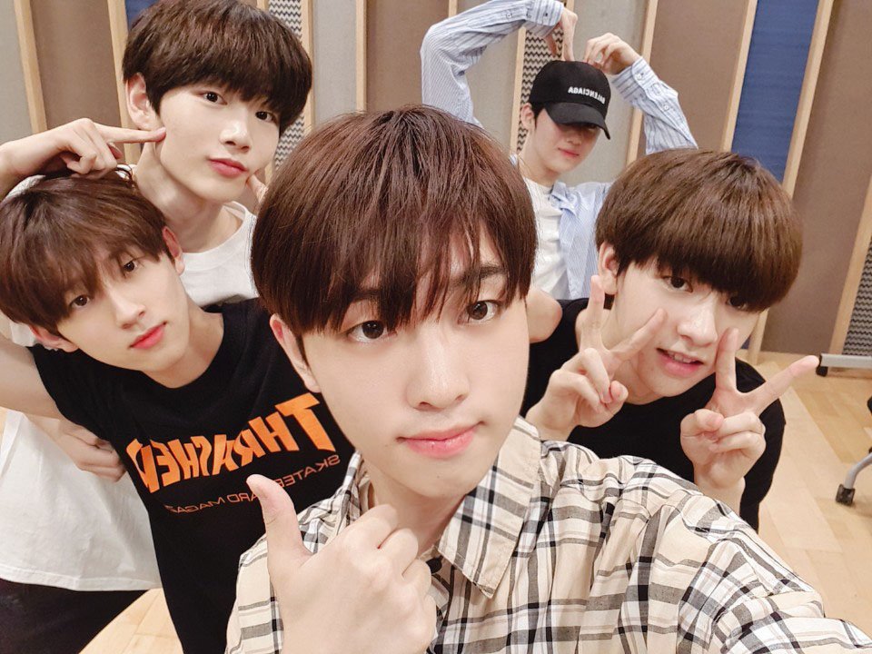 Woollim_rookie's tweet photo. [Woollim Rookie_협이]

협이의 21번째 생일 맞이 브이앱✌ 

울림즈에게 궁금한 게 있다면? 고민 말고 물어봐주세요!
애정을 듬뿍 담아 댓글로 남겨주기❣ 
그럼 우리 브이앱에서 만나요☺

🖇https://t.co/riY28c056s

#woollim #울림 #이협 #협 https://t.co/QyDSxmab0V