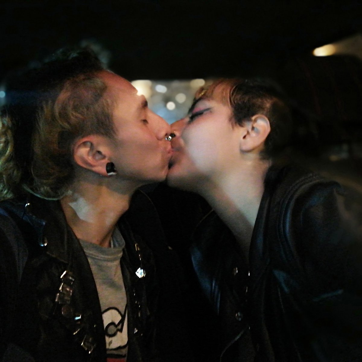 InsectoJ's tweet image. nos temen porque no les tememos porque tú y yo nos amamos
porque nuestro amor nos hace libres
heroínas y héroes pobres del mundo preparando la alborada.
te quiero porque al verte veo el poder para el pueblo en tu mirada
tus ojos son mi conjuro contra la mala jornada...
te quiero