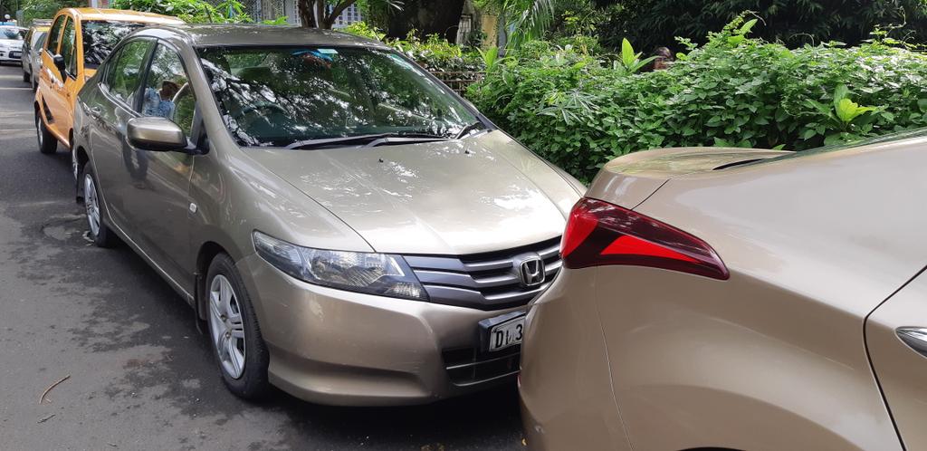 FloydAlmeida's tweet photo. @MumbaiPolice @mtptraffic @RTO Mumbai #BandraPoliceStation #BandraBoyFLM how do you park in front of somebody's entrance ??? And WHY ? On St. Martin Road, Bandra west. Just after the H West ward office. https://t.co/29OpnZOCx3