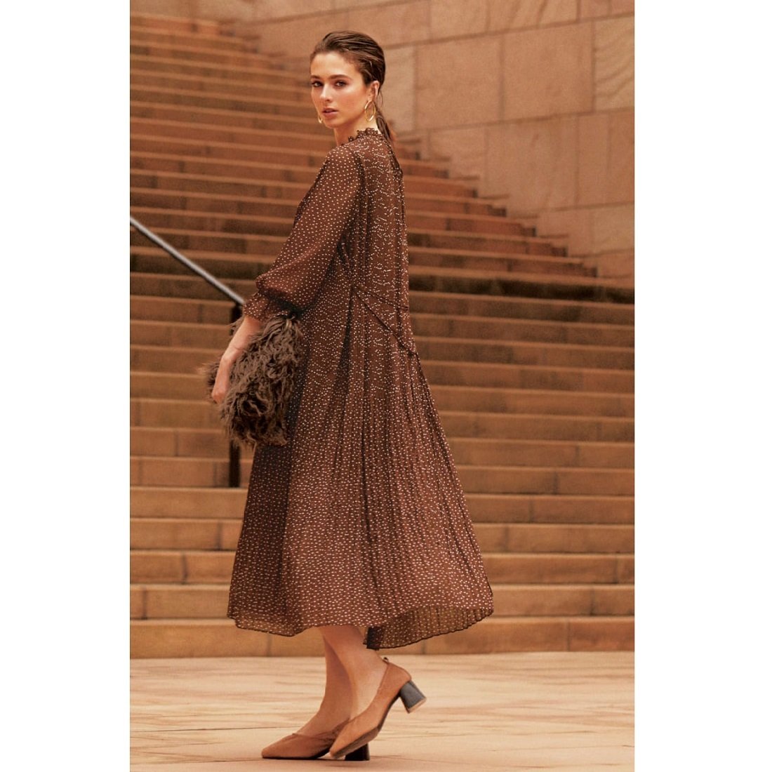 ロコンド Locondo Jp Mila Owen 極細のプリーツが軽やかなプリーツワンピース 前後ろ両方を着ていただけるデザインなので 気分に合わせて雰囲気の違う着こなしが楽しめます ミラオーウェン Mila Owen 2way花柄プリーツ ワンピース ブラウン