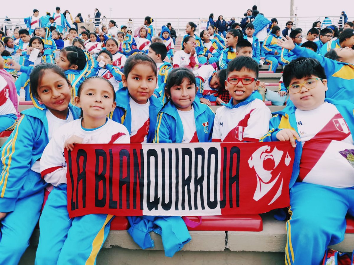 blanquirroja's tweet photo. Gracias a los hinchas que sumaron su aliento y nos apoyaron en cada sede, incluso en momentos complicados como las últimas fechas del fútbol. A los voluntarios que fueron ejemplo de empatía y desprendimiento: no dudaron en darnos siempre una mano en cada disciplina (4) https://t.co/kdLyxw3K9V
