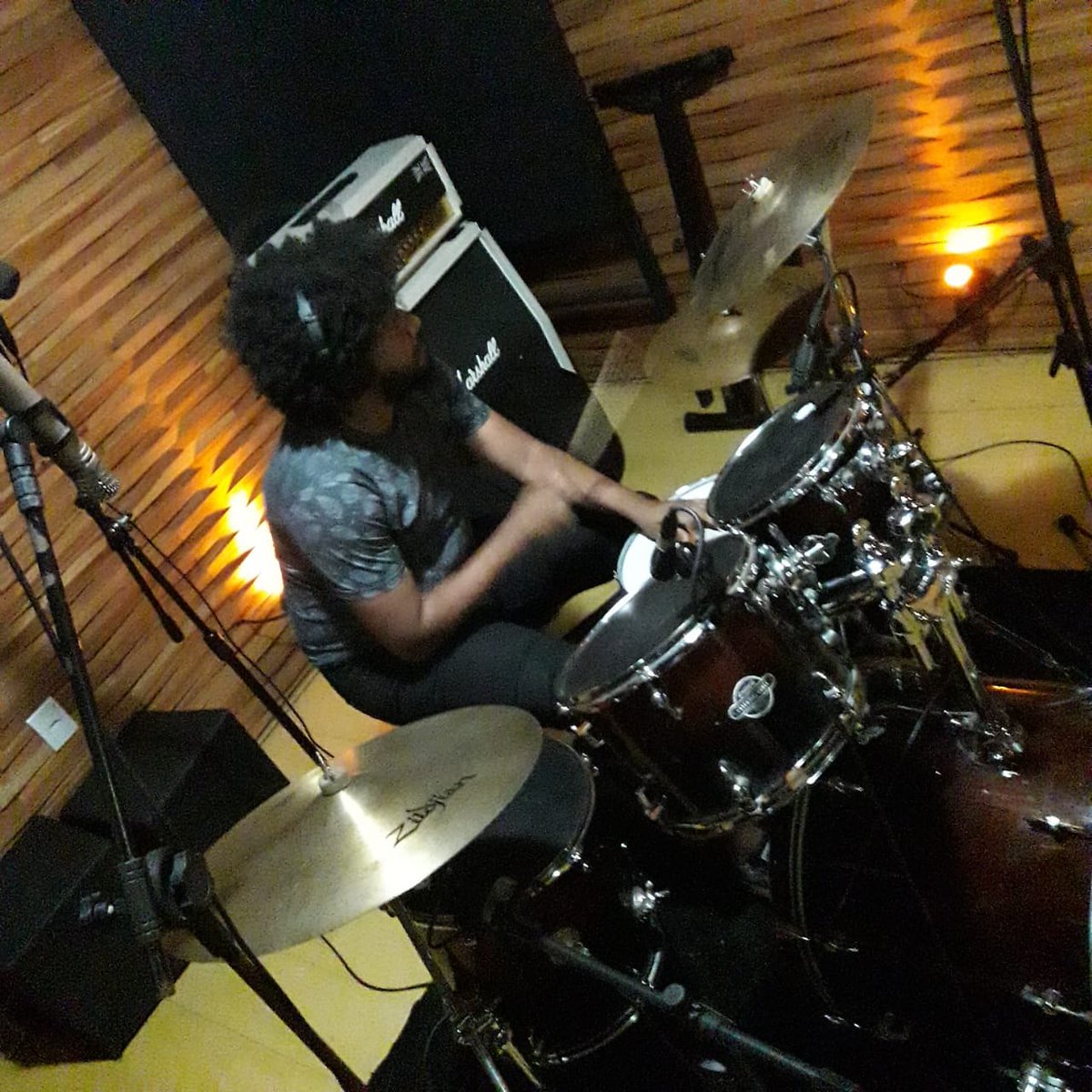 studio_pub's tweet photo. Soltando o braço madruga a dentro nesse início de semana e vamo que vamo! #playRec #ModeOn #recording #drums #DrumDay #sonor #remo #stambul #zildjian  #ShureMics #shure7b #AKGMics #sunheiser #newmannMics #eaporratoda #studiolife #StudioPub #aquiosomnaopara 🔴🥁🎧🎛🎚👌 https://t.co/S3pXq3gkqA