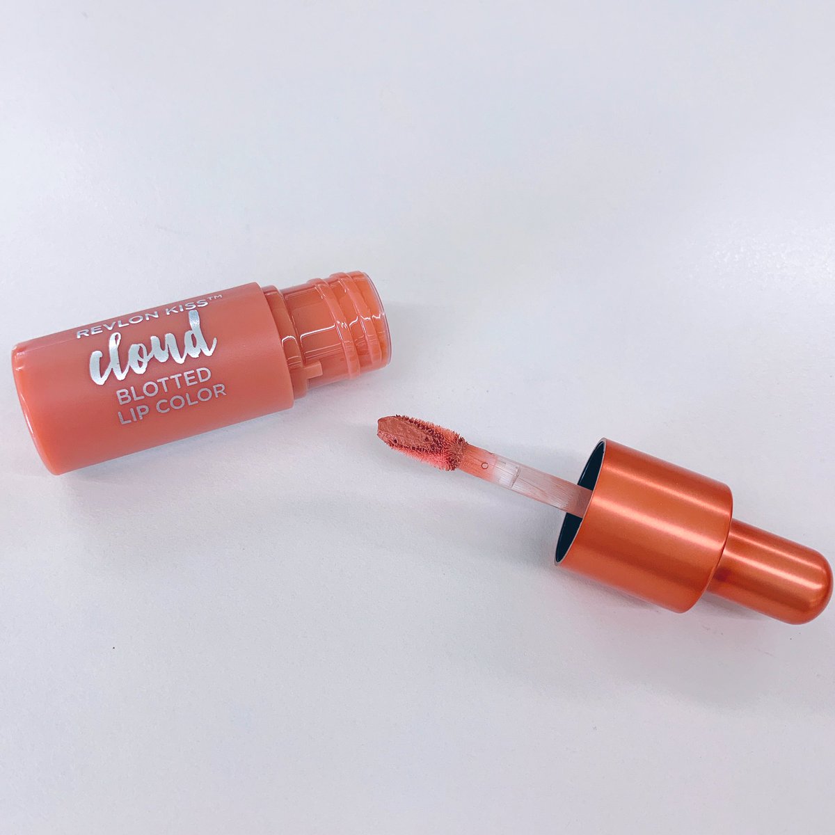 くろねこ Su Twitter レブロン キスクラウド ブロテッドリップカラー 014 プラザの入り口ど真ん中に並べられてたので手にとってみたら ふっわふわのマットリップめちゃくちゃ可愛い 色はくすんだローズ色 シュガースクラブでつるんとさせた唇にふわふわのせるとほど