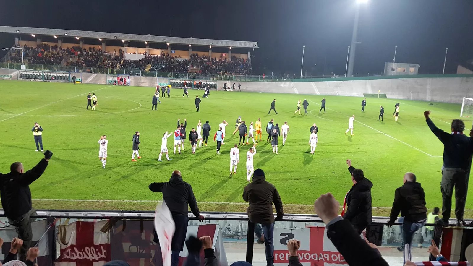 ドルチェとヴィオラ ポルデノーネの本拠地 スタディオ オッタヴィオ ボッテッキア は スポーツ複合施設でピッチに陸上トラックではなく 自転車競技のバンクが設置されている珍しいスタジアムです 収容人数が4 021席でセリエbの基準を満たしていない