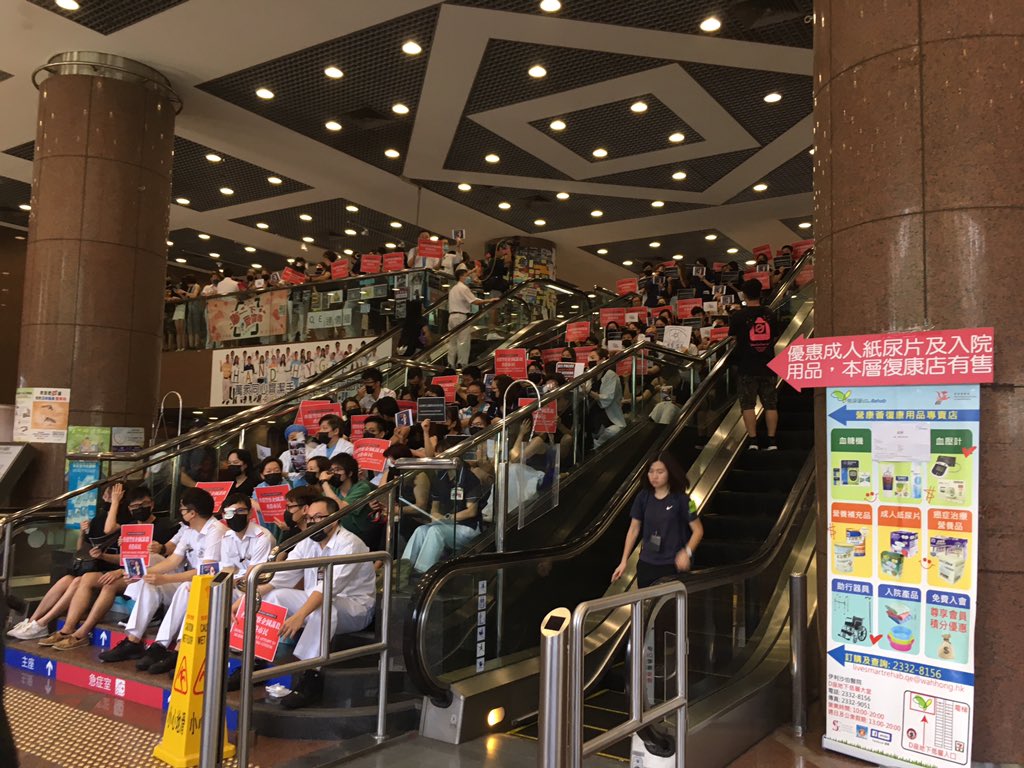 chermainelee22's tweet photo. #LIVE #NEWS: At least 150 people are having a sit-in at the Queen Elizabeth Hospital against police brutality. They are holding up signs that read “Hong Kong police attempt to murder Hong Kong citizens.” #HongKongProtest #AntiELAB https://t.co/53FE5P9fyz